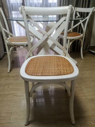 Mesa de madera y cristal y 4 sillas