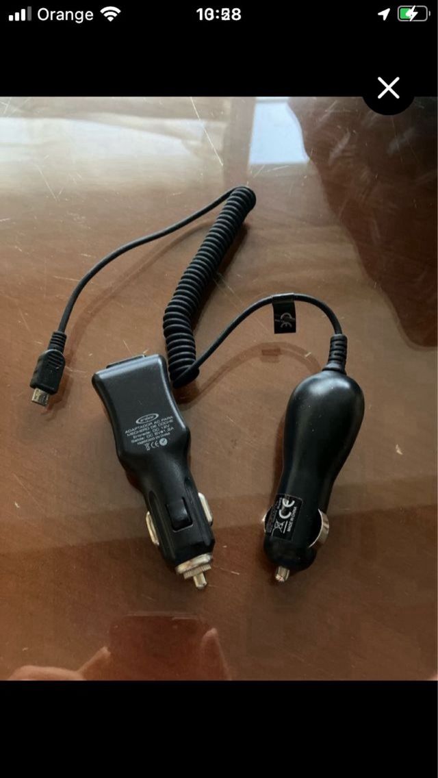 Dos cargadores de coche