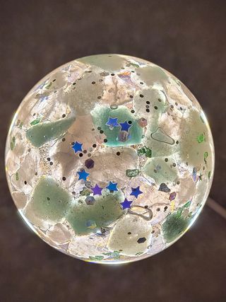 Lampada in resina e pietre naturali