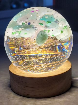 Lampada in resina e pietre naturali