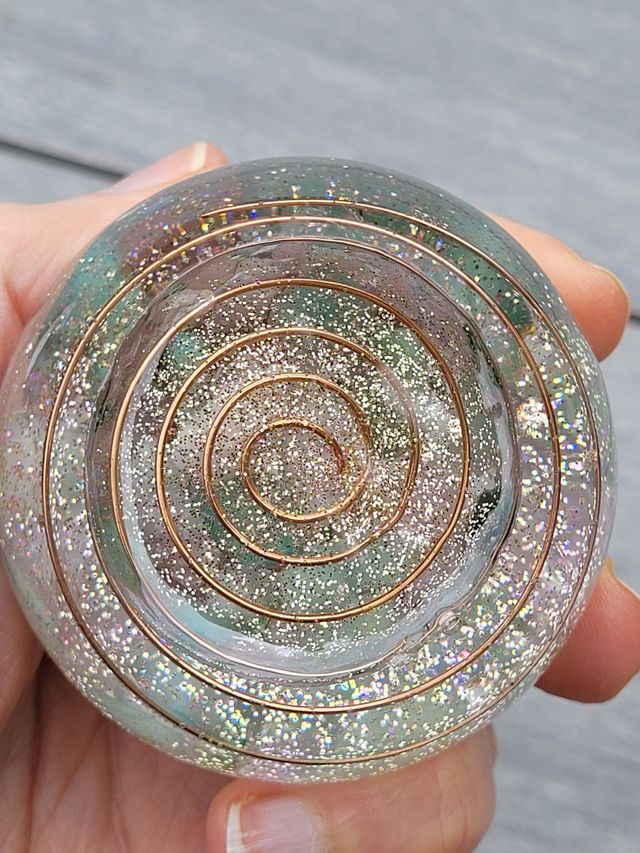 Lampada in resina e pietre naturali