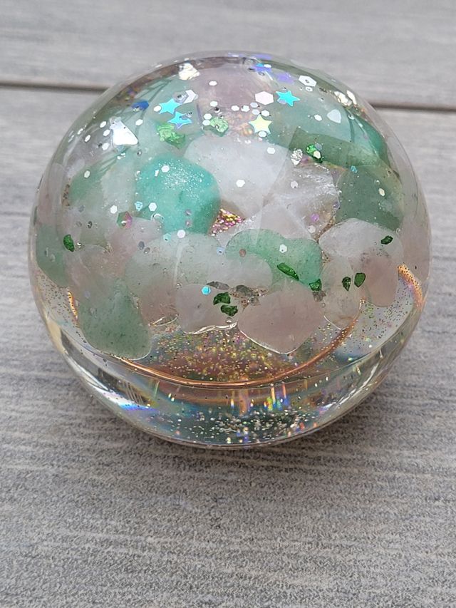 Lampada in resina e pietre naturali