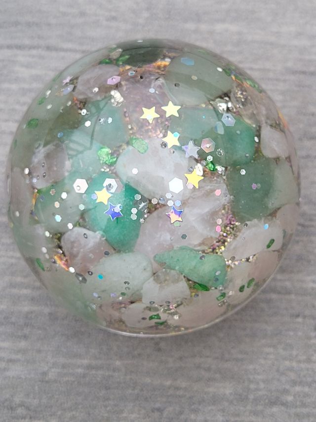 Lampada in resina e pietre naturali