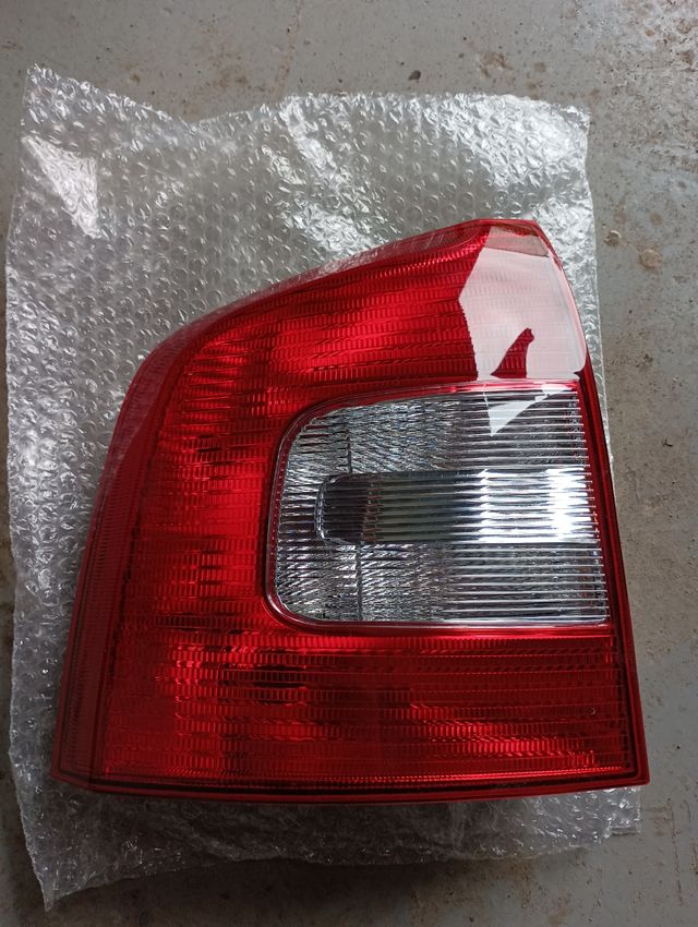 Piloto trasero izquierdo Skoda Octavia