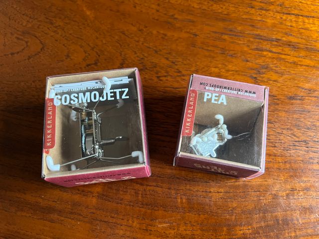 Kikkerland criaturas de cuerda Cosmojetzt y Pea