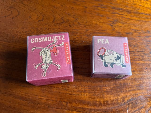 Kikkerland criaturas de cuerda Cosmojetzt y Pea