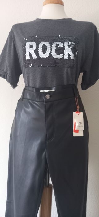 Pantalón de polipiel en negro. 