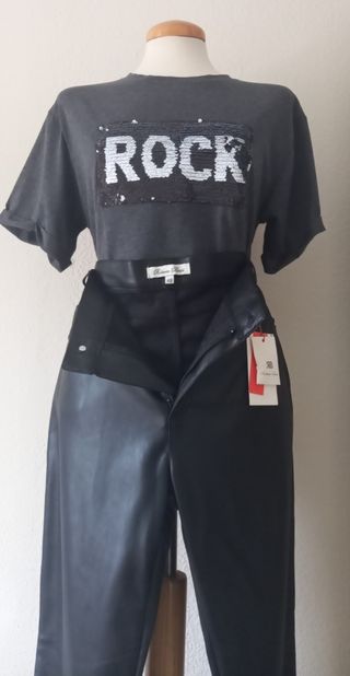Pantalón de polipiel en negro. 