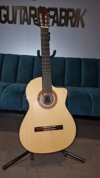 Guitarra Cutaway Amplificada