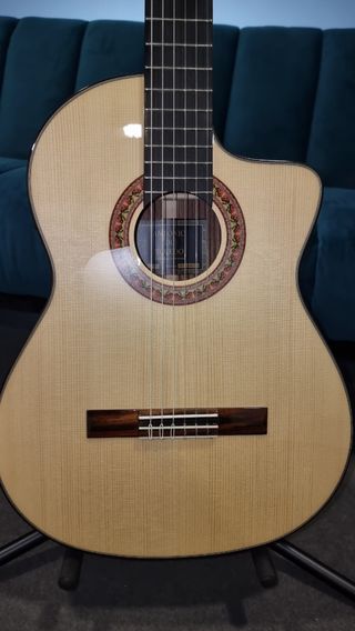 Guitarra Cutaway Amplificada