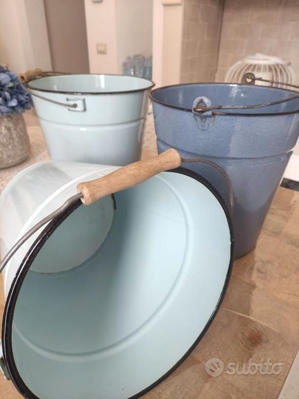 Secchi il latta vecchi