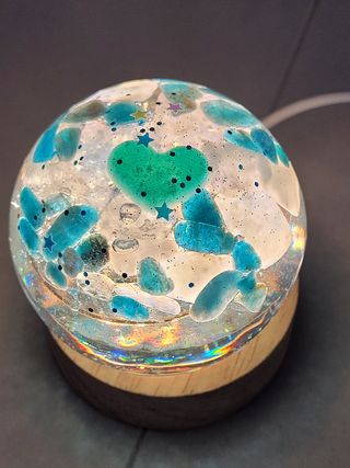 Lampada in resina e pietre naturali