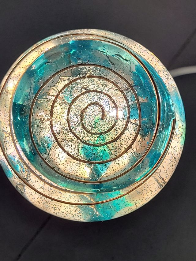 Lampada in resina e pietre naturali