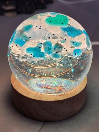 Lampada in resina e pietre naturali