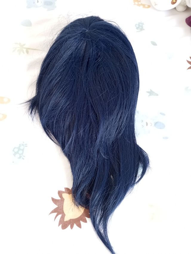 Peluca azul con mechas