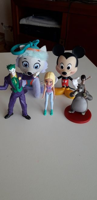 Varias figuras juguetes