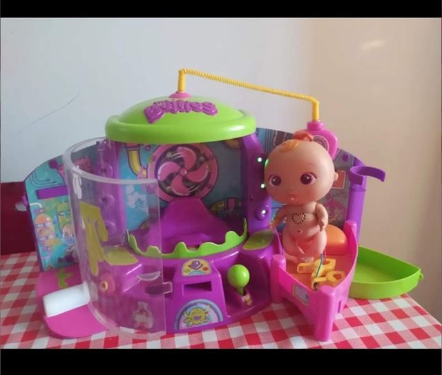 Bellies PlaySet Virus Tester con un muñeco.