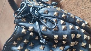 Bolso negro de tachas de purificación