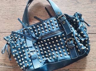 Bolso negro de tachas de purificación