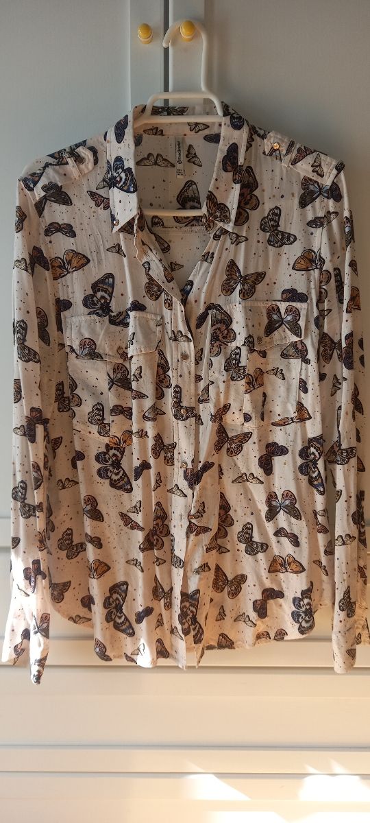 Camisa mariposas de Stradivarius