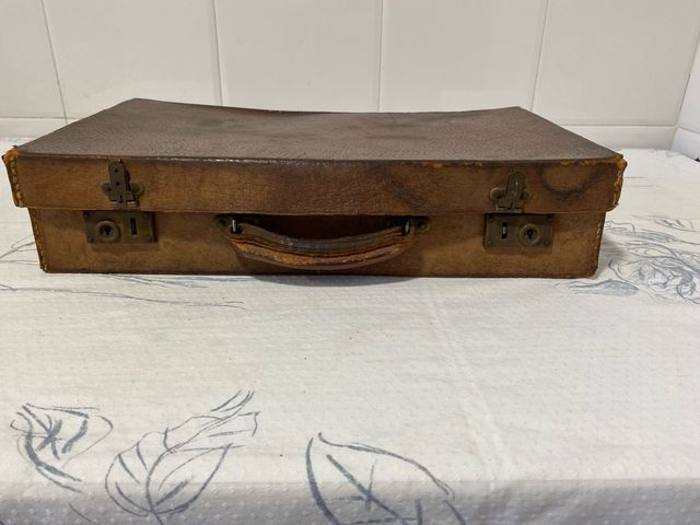 Maletin antiguo en cuero.