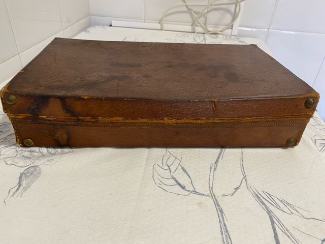 Maletin antiguo en cuero.