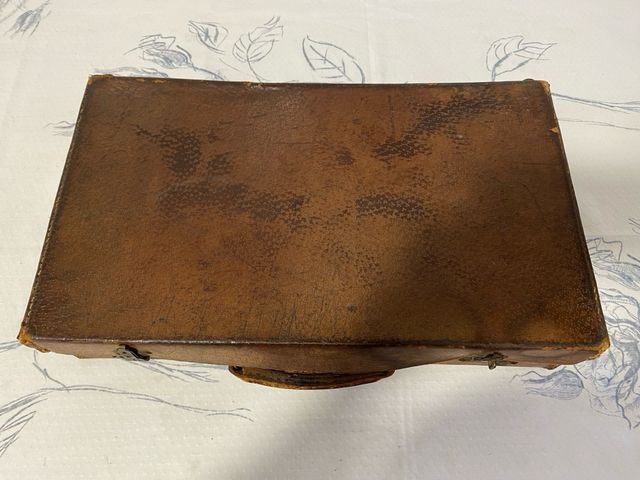 Maletin antiguo en cuero.