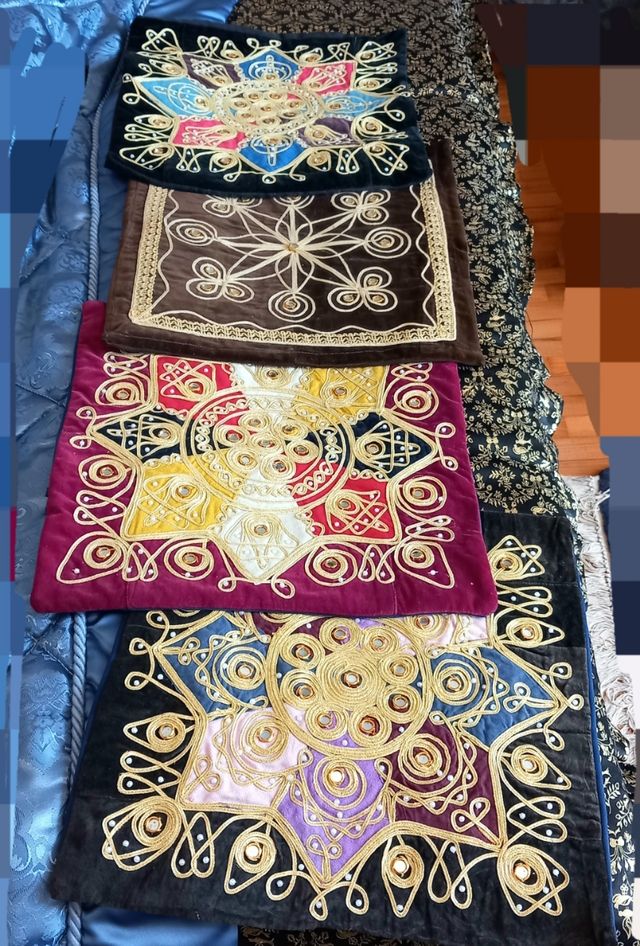 Federe 40x40 in velluto e ricami orienta