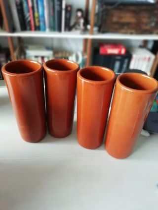 Jarras y vasos de vino en barro