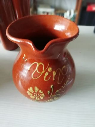 Jarras y vasos de vino en barro