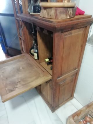 Mueble botellero de madera