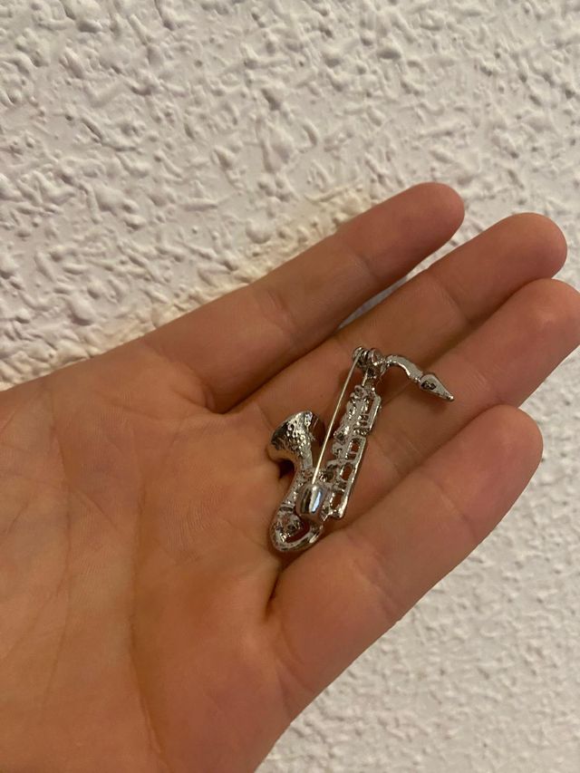 Broche saxofón de plata