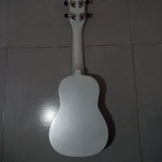 Ukelele blanco con funda y afinador
