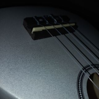 Ukelele blanco con funda y afinador