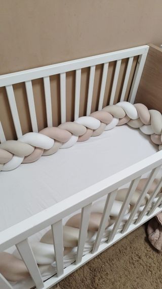 Treccia, protezione e cuscino per lettino