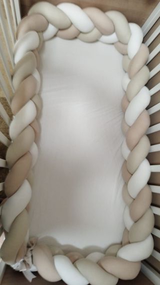 Treccia, protezione e cuscino per lettino