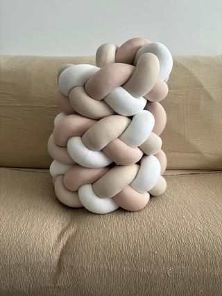 Treccia, protezione e cuscino per lettino