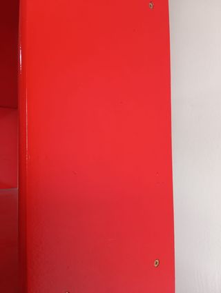 Estánteria de madera maciza de color roja