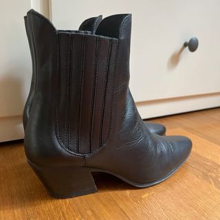 Botines cowboy piel negros de Zara