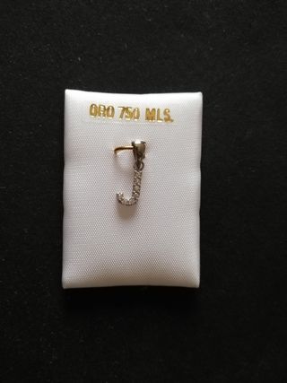 Colgante letra J en oro blanco de 18k