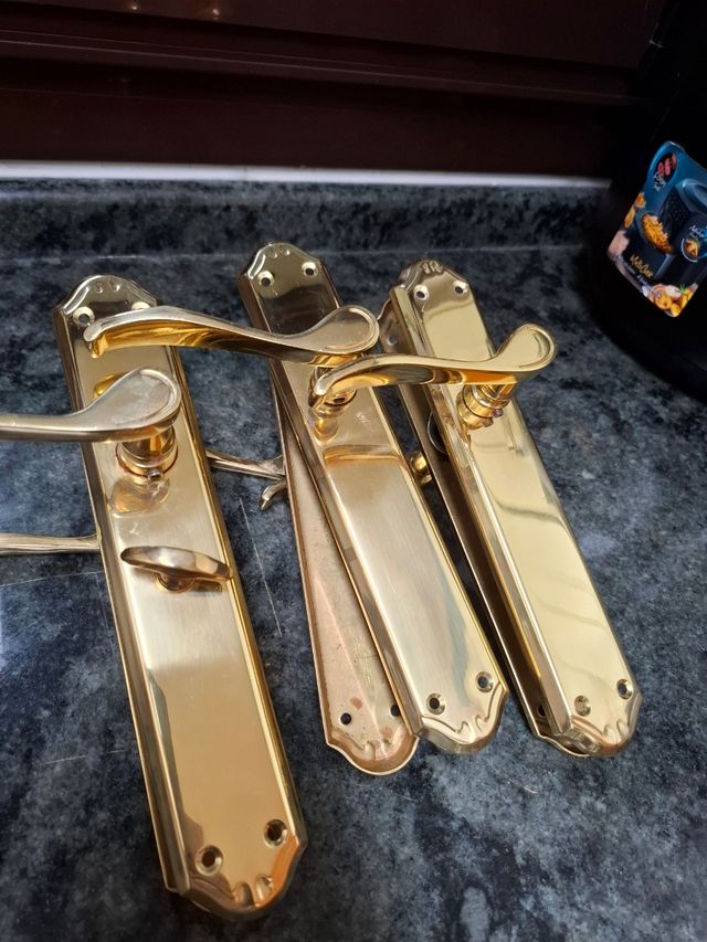 Manillas doradas. Una de ellas con pestillo