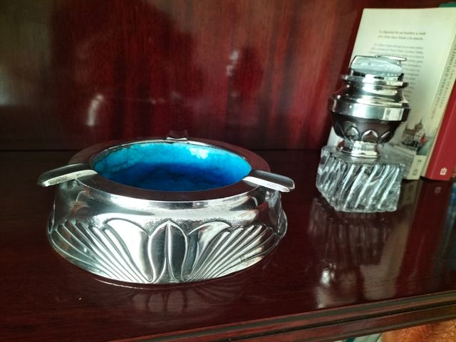 conjunto cinzeiro e isqueiro prateado