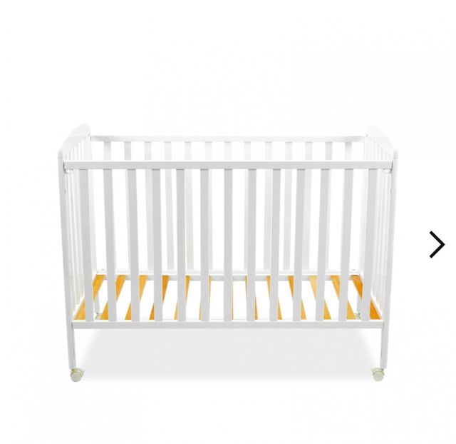 Cuna de madera asalvo