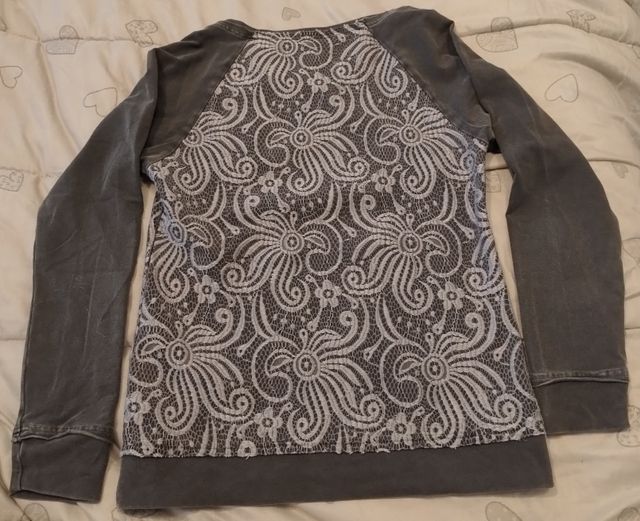 Felpa grigia con decori floreali