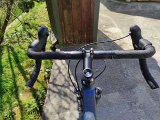 Bicicleta gravel riverside