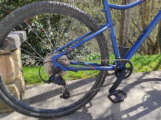 Bicicleta gravel riverside