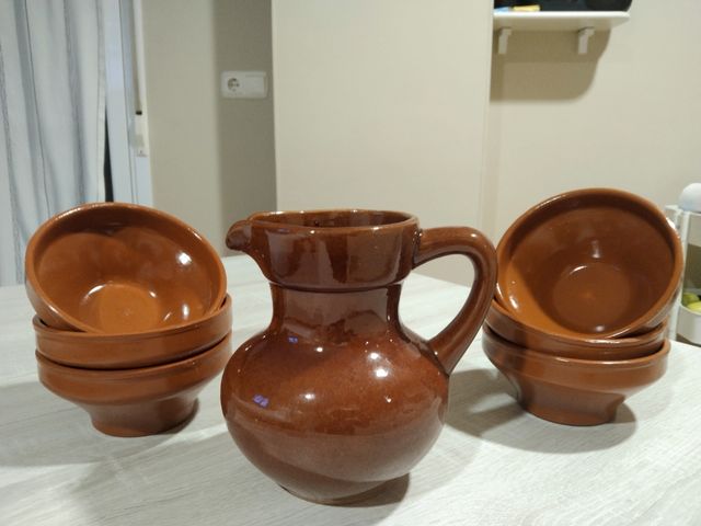 Juego de 6 tazas de barro y 1 jarra