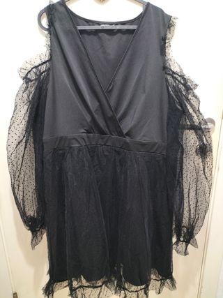 Vestido negro con hombro fuera