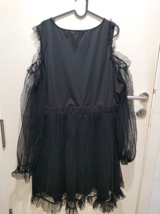Vestido negro con hombro fuera
