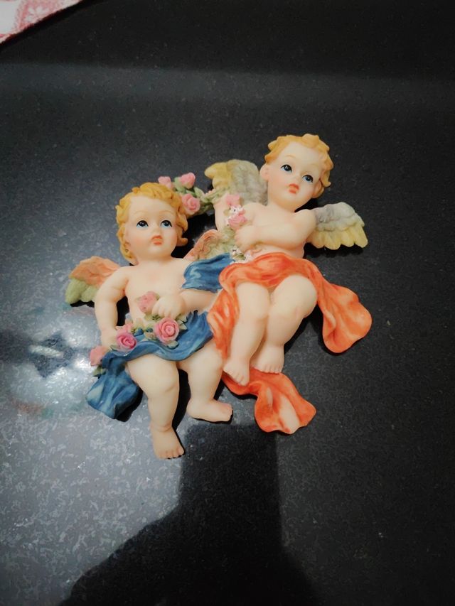 Coppia di angioletti e acquasantiera.